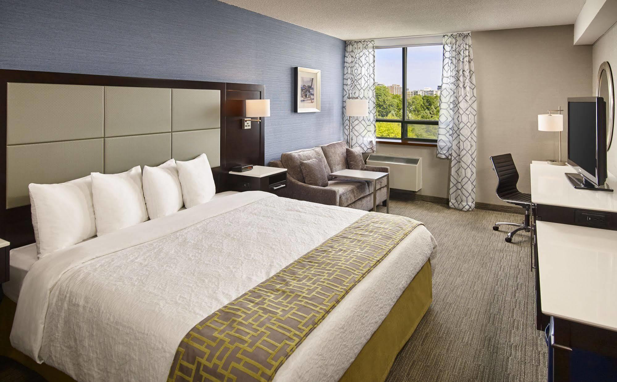 Waterfront Hotel Downtown Burlington Esterno foto