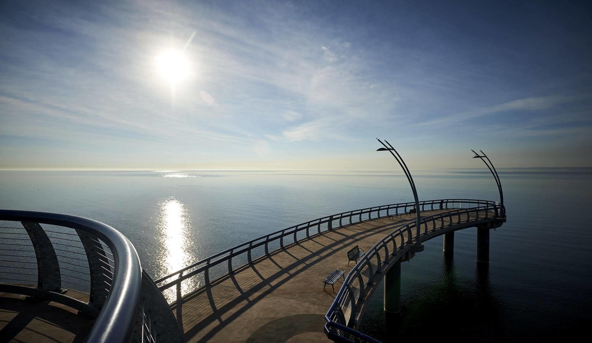 Waterfront Hotel Downtown Burlington Esterno foto